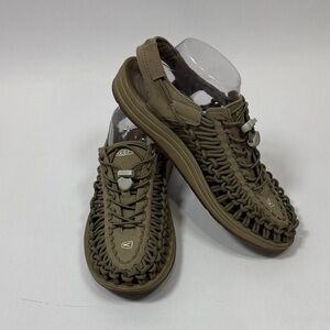 Keen Men's Uneek sandals in the Timberwolf/Plaza Taupe colorway